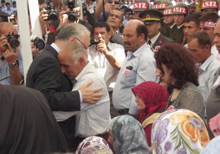 Demirci şehidini on binler uğurladı