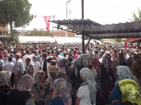 Demirci şehidini on binler uğurladı