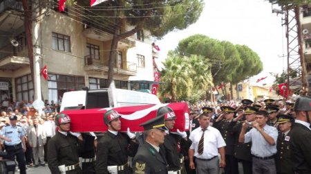 Demirci şehidini on binler uğurladı