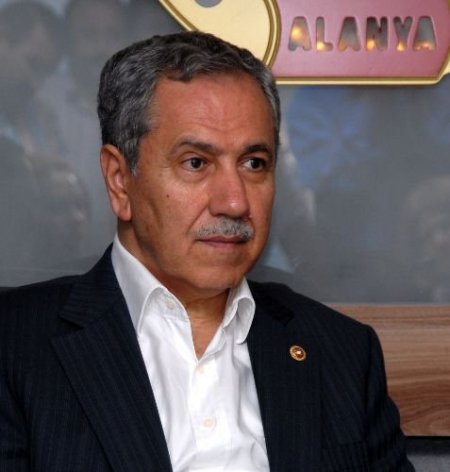 Demirel'in Taklidini Yapan Arınç: Kızım Merak Etme, 105 Plakayı Verdim Size