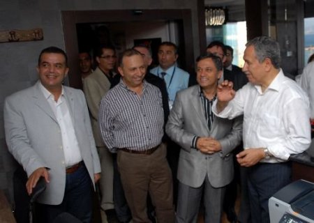 Demirel'in Taklidini Yapan Arınç: Kızım Merak Etme, 105 Plakayı Verdim Size