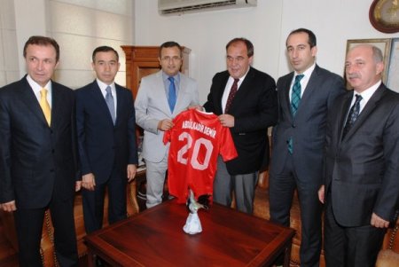 Demirören: Futbolda kol kırılır, yen içinde kalır