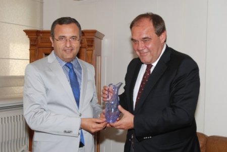 Demirören: Futbolda kol kırılır, yen içinde kalır