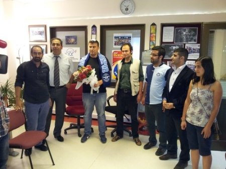 Demirspor taraftarları maçta yaralanan TRT kameramanını ziyaret etti