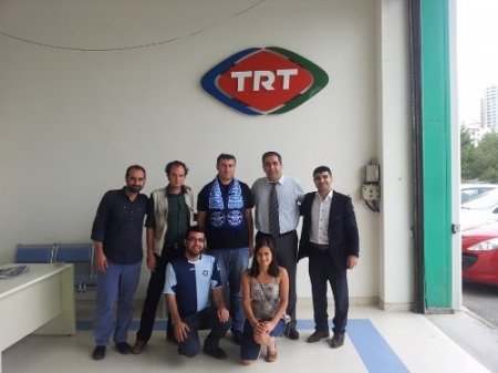 Demirspor taraftarları maçta yaralanan TRT kameramanını ziyaret etti