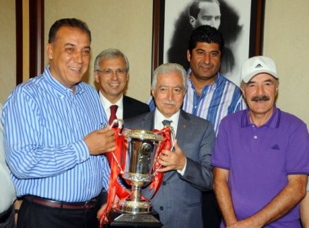 Demirspor Yönetimi Kupayı Aldırmaz'a Getirdi