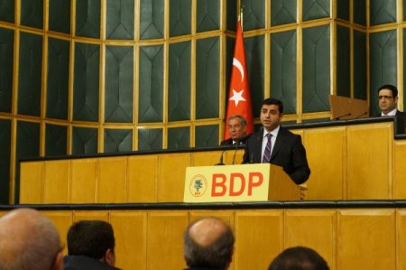 Demirtaş: Elini taşın altına koyacak şehit aileleri kutsal bir iş yapmış olacak
