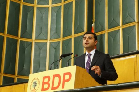 Demirtaş: Elini taşın altına koyacak şehit aileleri kutsal bir iş yapmış olacak