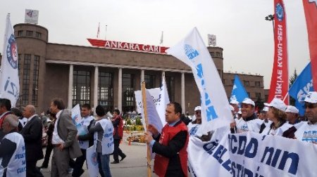 Demiryolu çalışanları, özelleştirmeye karşı 6 kilometre yürüdü