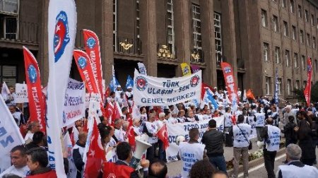 Demiryolu çalışanları, özelleştirmeye karşı 6 kilometre yürüdü