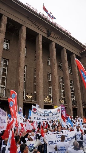 Demiryolu çalışanları, özelleştirmeye karşı 6 kilometre yürüdü