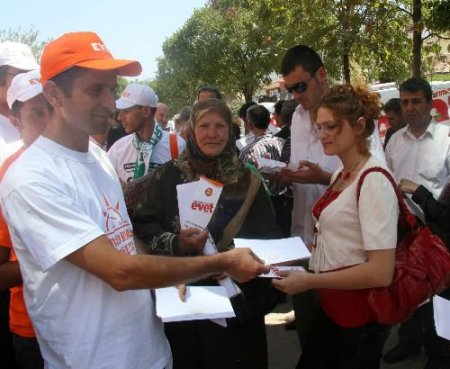 'demokrasi Elçisi' Başbakan Erdoğan'ın 'evet' Mektubunu Dağıtıyor