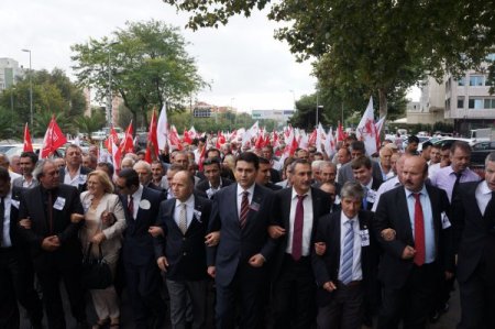 Demokrat Partililer Menderes’i mezarı başında andı