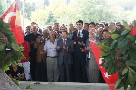 Demokrat Partililer Menderes’i mezarı başında andı
