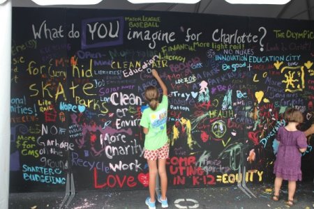 Demokrat Parti'nin Ulusal Kongresi festival havasında başladı