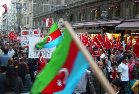 Demokratik Açılım Karşıtları İstanbul'da Bayrak Ve Fotoğraflarla Yürüyüş Yaptı