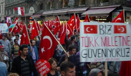 Demokratik Açılım Karşıtları İstanbul'da Bayrak Ve Fotoğraflarla Yürüyüş Yaptı