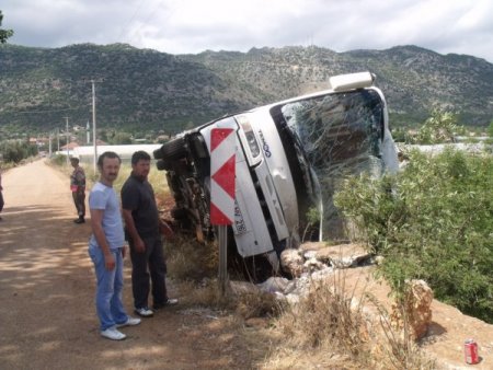 Demre'de Turist Otobüsü Devrildi: 2 Yaralı