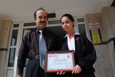 Deneme Sınavında Birinci Olan Öğrenci Altınla Ödüllendirildi