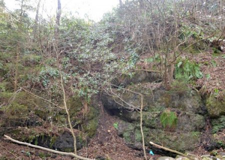 Dengesini kaybeden yaşlı kadın uçuruma yuvarlandı