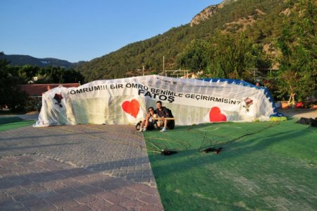 Deniz astsubayından gökyüzünde sürpriz evlenme teklifi