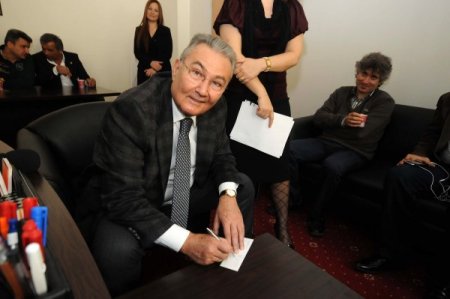 Deniz Baykal Yüzünü Bağışladı