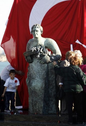Deniz Baykal'ın Evinin Karşısına Türkan Saylan Heykeli