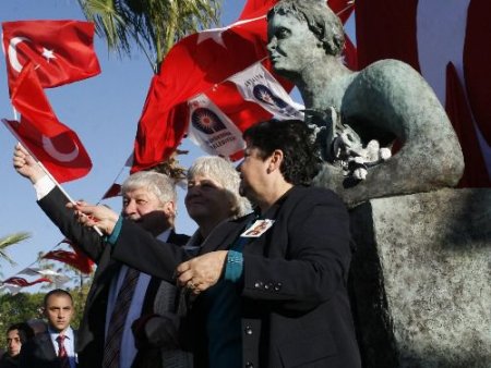 Deniz Baykal'ın Evinin Karşısına Türkan Saylan Heykeli