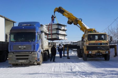 Deniz Feneri, Suriye'ye 48 prefabrik konut gönderdi