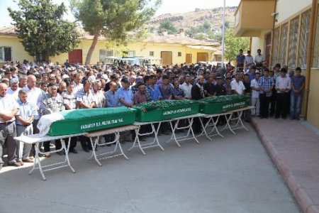 Deniz Feneri Sellerle Boğuşan Pakistan'da Gıda Dağıtıyor