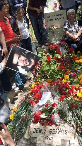 Deniz Gezmiş ve arkadaşları mezarları başında anıldı