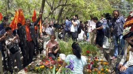 Deniz Gezmiş ve arkadaşları mezarları başında anıldı
