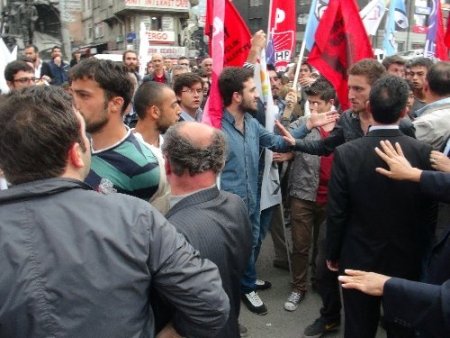 Deniz Gezmiş'i anmak için toplanan gruplar arasında arbede