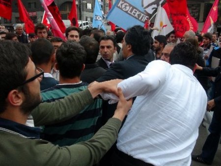 Deniz Gezmiş'i anmak için toplanan gruplar arasında arbede