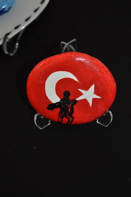 Deniz ve çakıl taşları, ev hanımı Özlem Eren'in elinde sanata dönüşüyor