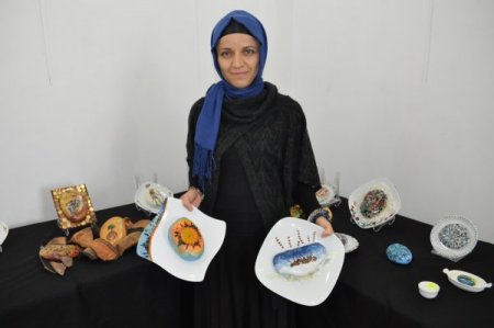 Deniz ve çakıl taşları, ev hanımı Özlem Eren'in elinde sanata dönüşüyor