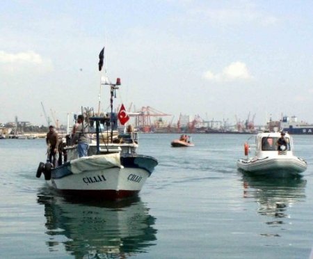 Denizde 3 gün mahsur kalan balıkçıları Sahil Güvenlik ekipleri kurtardı