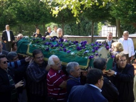 Denizde Cesedi Bulunan Öğretim Üyesinin Tabutunu Kadınlar Taşıdı