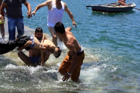 Denizde Kaybolan Çocuk, 15 Dakika Sonra Sudan Çıkarıldı