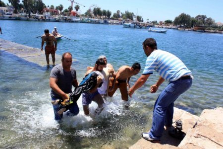 Denizde Kaybolan Çocuk, 15 Dakika Sonra Sudan Çıkarıldı