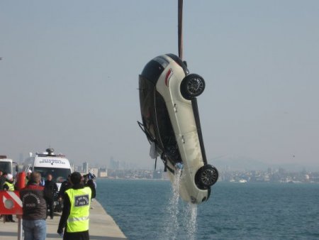 Denize Düşen Aracı Balıkadamlar Çıkardı