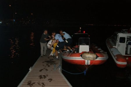 Denize Düşen Genç Kızı Polis Kurtardı