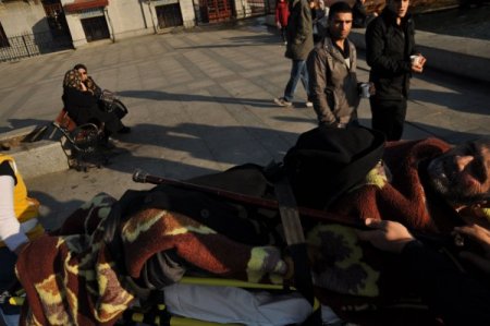 Denize düşen yaşlı adamı vatandaşlar kurtardı (Özel)