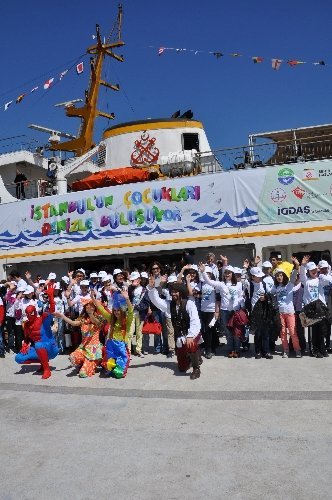 Denizi ilk kez gören bin çocuk Boğaz turu yaptı