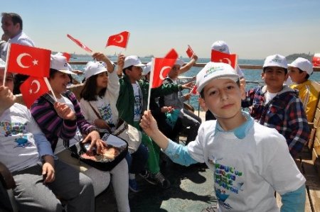 Denizi ilk kez gören bin çocuk Boğaz turu yaptı