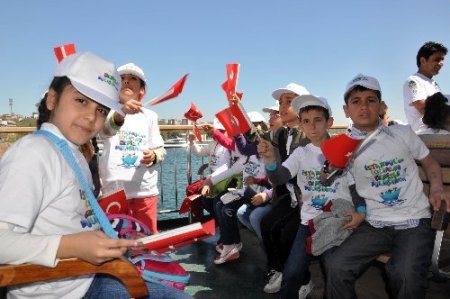 Denizi ilk kez gören bin çocuk Boğaz turu yaptı