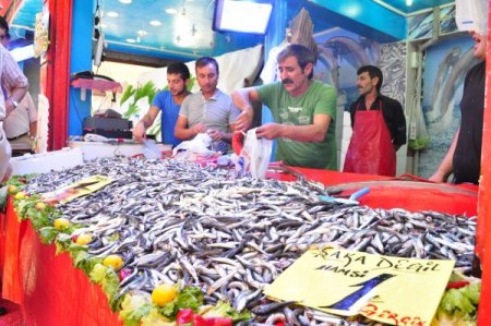 Denizin bereketi tezgaha yansıdı, Hamsi 1 Liradan satıldı
