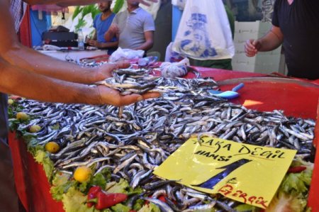 Denizin bereketi tezgaha yansıdı, Hamsi 1 Liradan satıldı