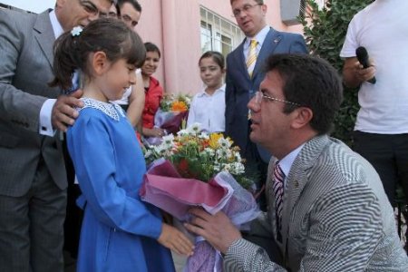 Denizli Belediyesi, 10 Bin Öğrenciye Önlük Ve Yaka Hediye Etti
