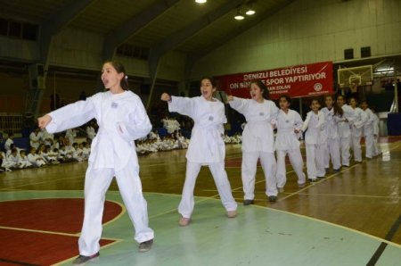 Denizli Belediyesi'nin kursuna katılan tekvandocular kuşak değiştirdi